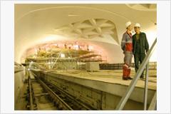 Станции метро «Парк культуры» и «Ба...