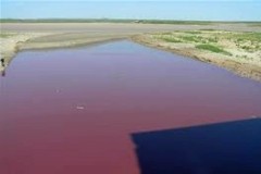 Озеро красного цвета