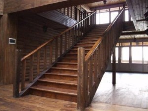 Деревянная лестница для дома