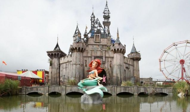 benksi-reshil-otpravit-strojmaterialy-iz-dismaland-migrantam-v-kale