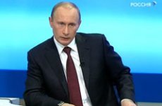 Путин: хоккей смотрели на коленях