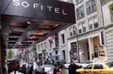 Администрация отеля Sofitel разрешила своим горничным носить брючную униформу