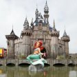 Бэнкси решил отправить стройматериалы из Dismaland мигрантам в Кале