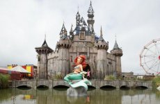 Бэнкси решил отправить стройматериалы из Dismaland мигрантам в Кале