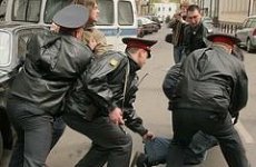 Житель Кировской области ударил ножом двоих полицейских