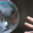 Иллюзионист из Канады Фан Янг установил рекорд «мыльного пузыря»